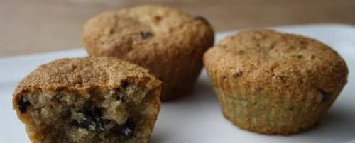 Esponjosos muffins sin gluten con arándanos, elaborados con harina de almendra y endulzados con sirope de agave.