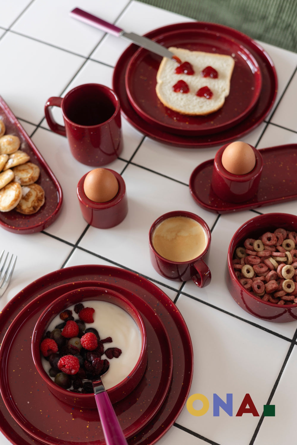 ONA Dinnerware Set Fika Burgundy 12-piece / 4 persons - 4 dinner plates, 4 breakfast plates and 4 bowls