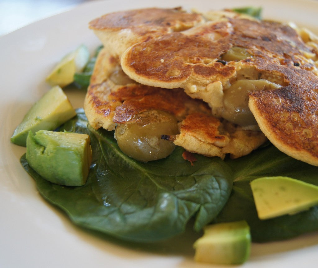Tortitas sin gluten con pollo, aguacate y espinacas