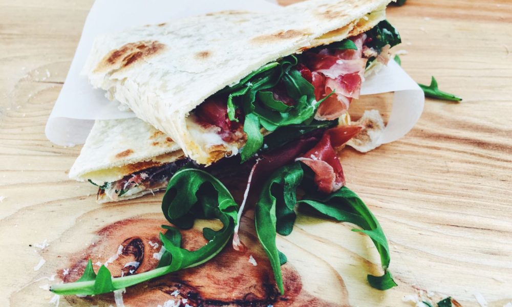 Crispy flatbread with creamy mozzarella, salty Parma ham and sweet grilled pepper