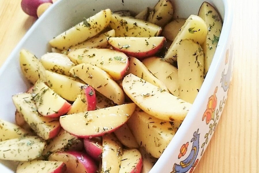Crispy baby potatoes with garlic and rosemary from the oven
