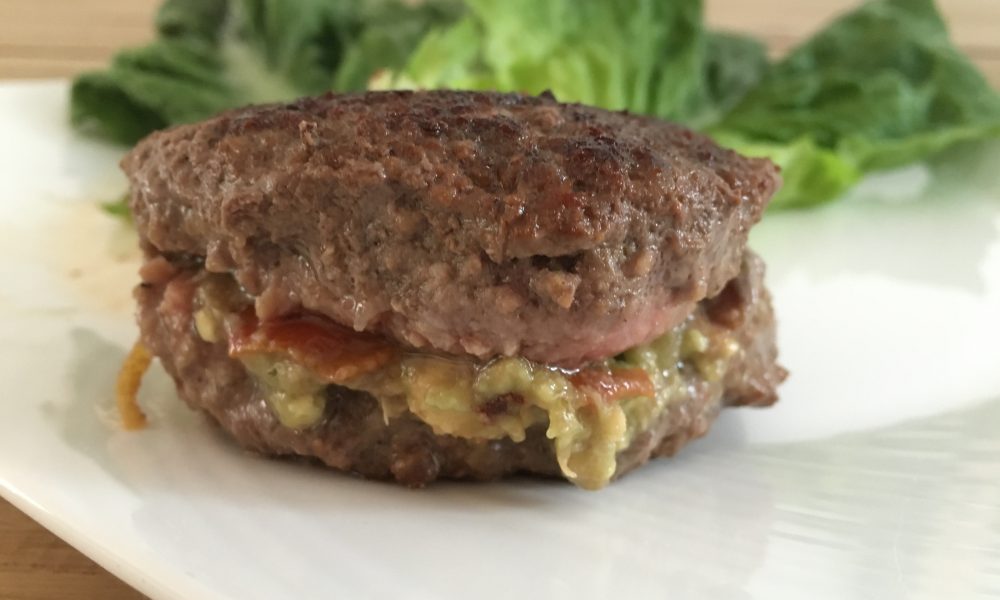 Jugosas hamburguesas de ternera rellenas de una fresca crema de aguacate