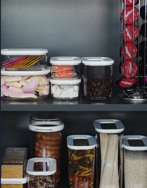 2. Vacía por completo tus armarios de cocina