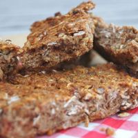 Barritas saludables y nutritivas de espelta, dátiles y frutos secos, perfectas como tentempié