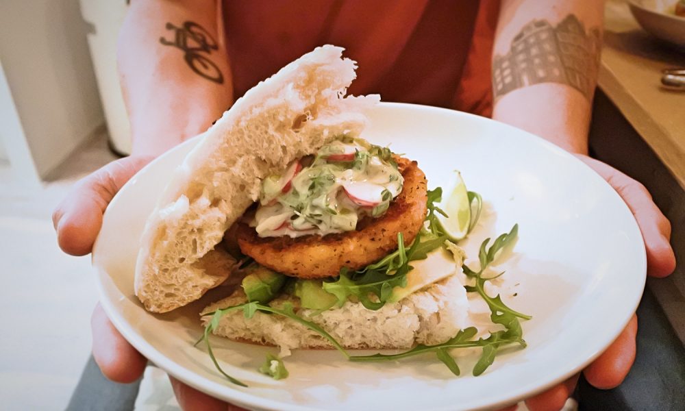 Crispy bread, creamy avocado and a fresh yoghurt sauce