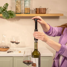 Vacu Vin Wine pump with 2 wine stoppers - Wine Saver - Black