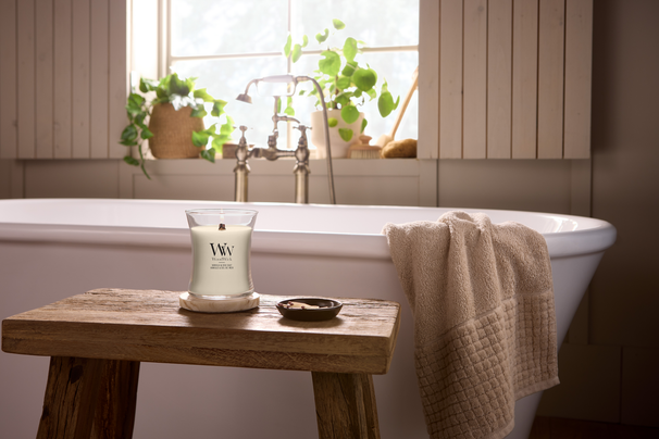 WoodWick Scented Candle Medium Vanilla & Sea Salt - 11 cm / ø 10 cm - Scented Candle in Glass - Wooden Wick