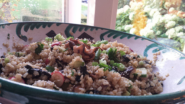 A colorful and nutritious vegan sushi bowl with shiitake, avocado and nori