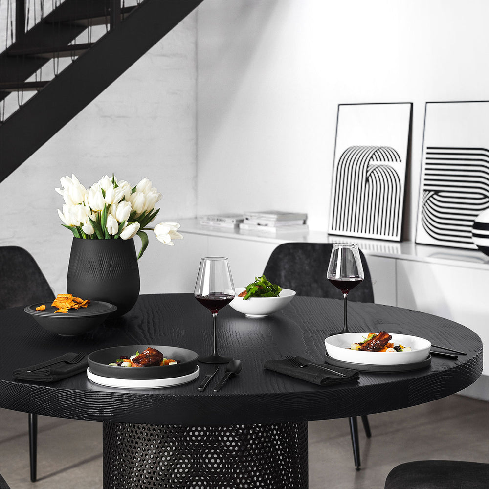 Villeroy & Boch Dinnerware Set La Boule Black / White 7-piece / 2 persons - 2 bowls, 2 dishes, 2 universal plates and 1 serving dish