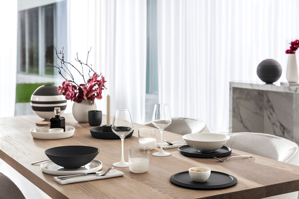 Villeroy & Boch Dinnerware Set La Boule Black / White 7-piece / 2 persons - 2 bowls, 2 dishes, 2 universal plates and 1 serving dish