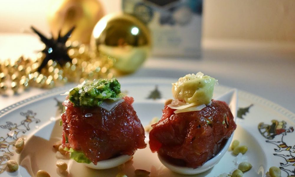 An elegant amuse-bouche with carpaccio, salad and truffle mayonnaise