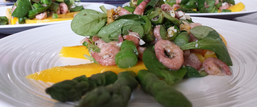 A fresh spring salad with green asparagus, shrimp and mango