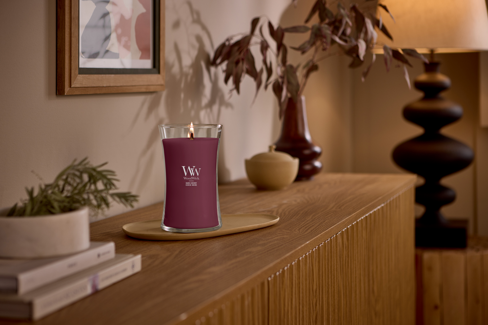 WoodWick Scented Candle Large Dark Cherry - 18 cm / ø 10 cm - Scented Candle in Glass - Wooden Wick
