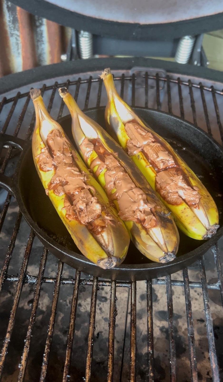 El postre definitivo para la barbacoa: plátano a la parrilla con chocolate fundido y un generoso chorrito de Licor 43.