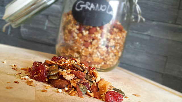 Granola casera crujiente con frutos secos, semillas y un toque de canela