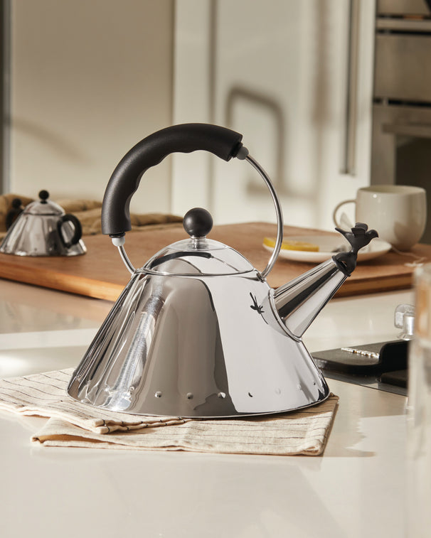 Alessi Tetera de silbido - 9093 B - Negro - 2 litros - por Michael Graves