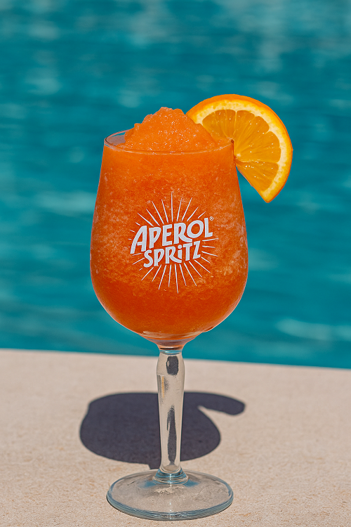 ¡Empieza tu verano con un Aperol Spritz Granizado helado y refrescante!