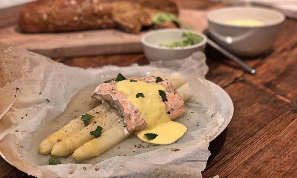 Elegant oven-baked asparagus and salmon with a creamy homemade Hollandaise sauce