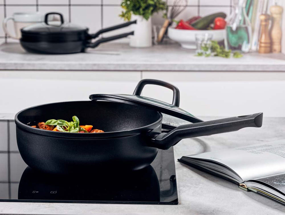 BK Hapjespan met deksel Easy Induction Zwart ø 24 cm / 3.4 Liter - sfeerbeeld 2