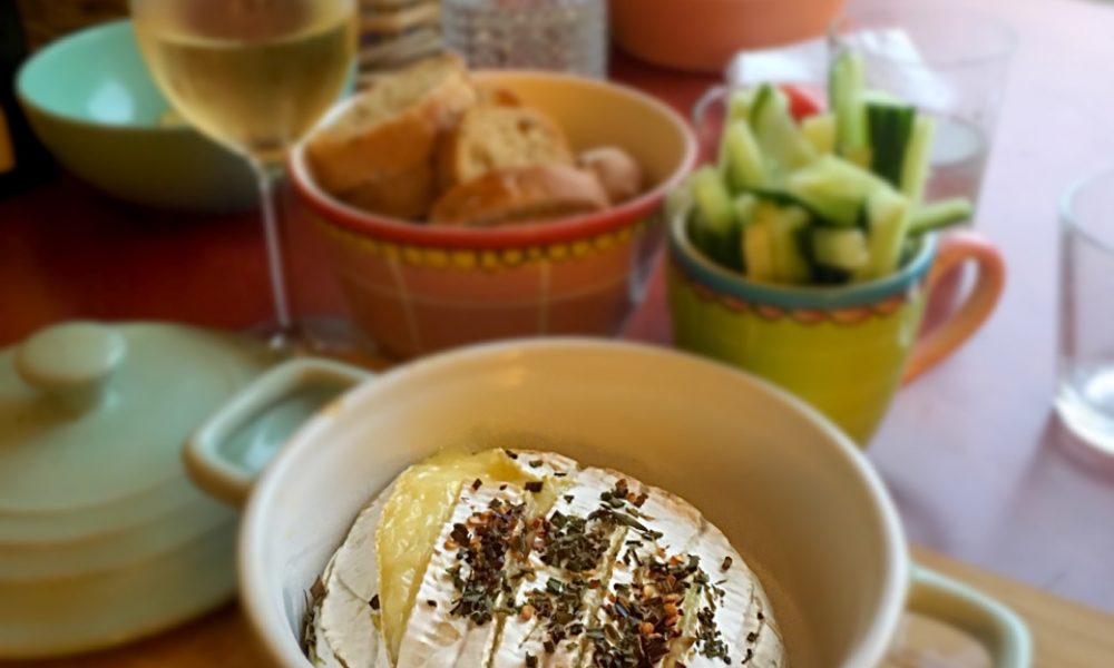 Melting camembert with fresh vegetables and crunchy bread