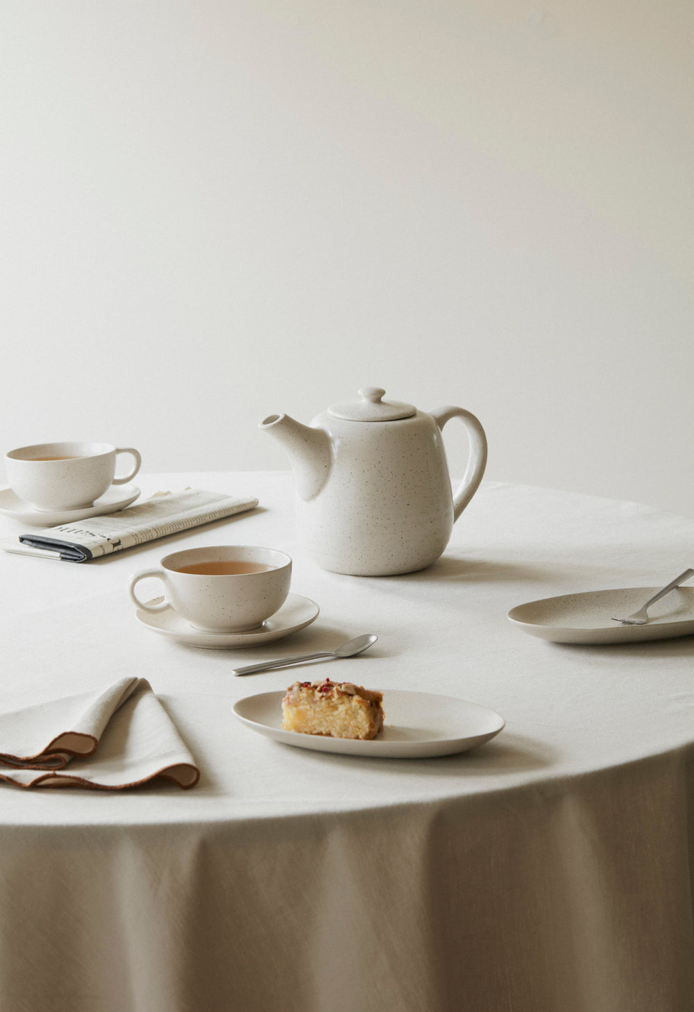 Broste Copenhagen Teaset Nordic Vanilla 7-piece / 2 persons - teapot, 2 side plates and 2 cup and saucer