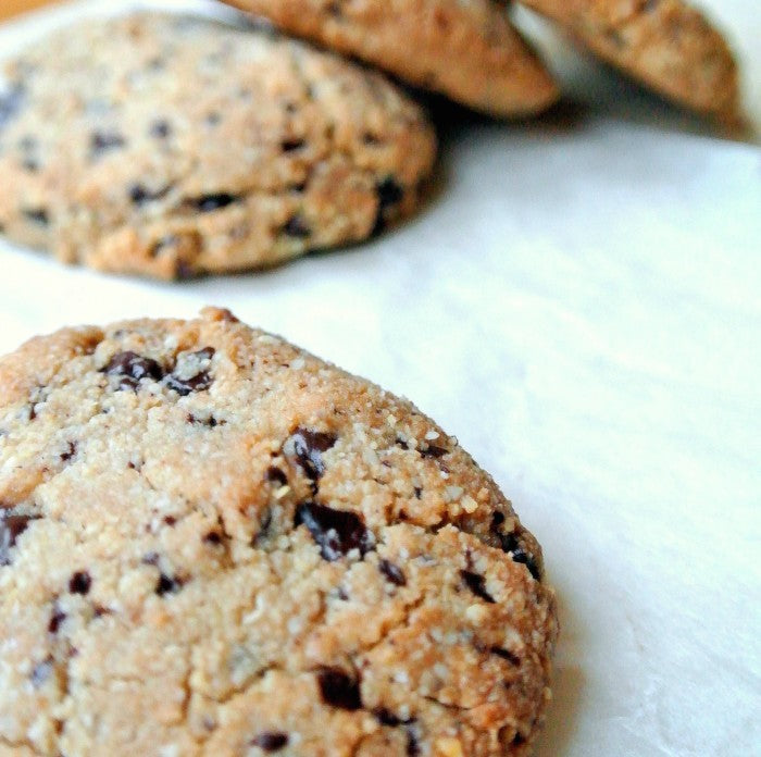 Gluten-free cookies with dark chocolate and natural sweeteners