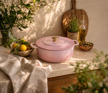 Combekk Braadpan met deksel Gietijzer Pink ø 24 cm / 3.8 Liter - sfeerbeeld 1