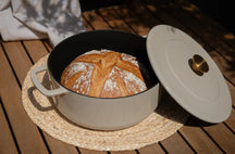 Combekk Braadpan met deksel Gietijzer Sand ø 24 cm / 3.8 Liter - sfeerbeeld 3