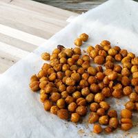 ¿Te ha pasado alguna vez que estás viendo una película en el sofá por la noche y de repente te apetece picar algo? Si abres una bolsa de patatas fritas o sacas una tableta de chocolate del armario, a tu cuerpo no le va a hacer mucha gracia. Claro que de vez en cuando se puede, pero es mucho mejor tener a mano una alternativa saludable. Como estos garbanzos tostados. Son riquísimos y están llenos de nutrientes.