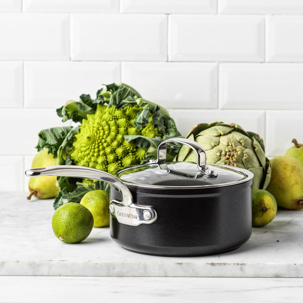 GreenPan Saucepan Barcelona Pro Black ø 18 cm / 2.1 L - with Lid - Ceramic Non-Stick Coating
