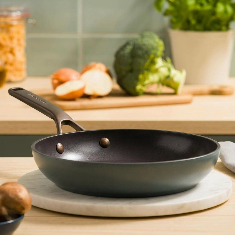 KitchenAid Koekenpan Advanced Juniper Black ø 24 cm - sfeerbeeld 1