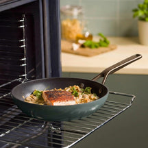 KitchenAid Koekenpan Advanced Juniper Black ø 24 cm - sfeerbeeld 4