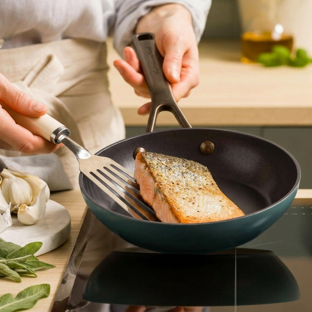 KitchenAid Koekenpan Advanced Juniper Black ø 28 cm - sfeerbeeld 2