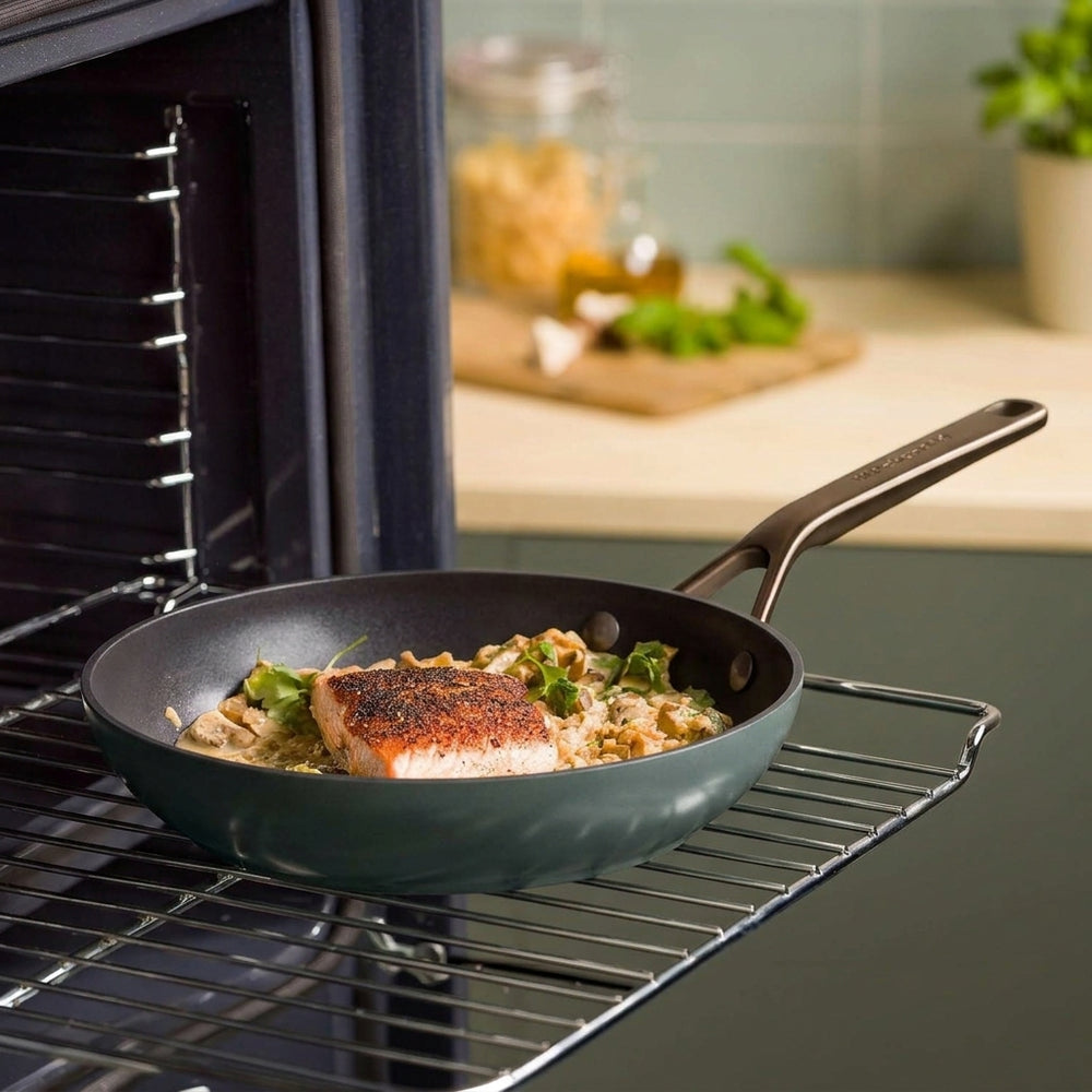 KitchenAid Koekenpan Advanced Juniper Black ø 28 cm - sfeerbeeld 4