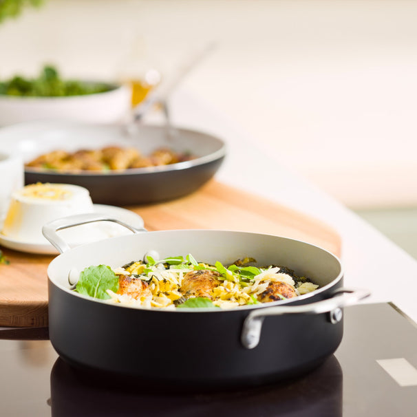 KitchenAid Sauté Pan with Lid Aluminium Matte Black ø 24 cm / 3.1 Litres - ceramic non-stick coating