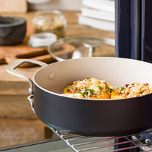 KitchenAid Hapjespan / Sauteerpan met deksel Aluminium Mat Zwart ø 28 cm / 4.3 Liter - sfeerbeeld 2