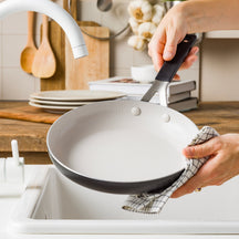 KitchenAid Koekenpan Aluminium Mat Zwart ø 30 cm - sfeerbeeld 2