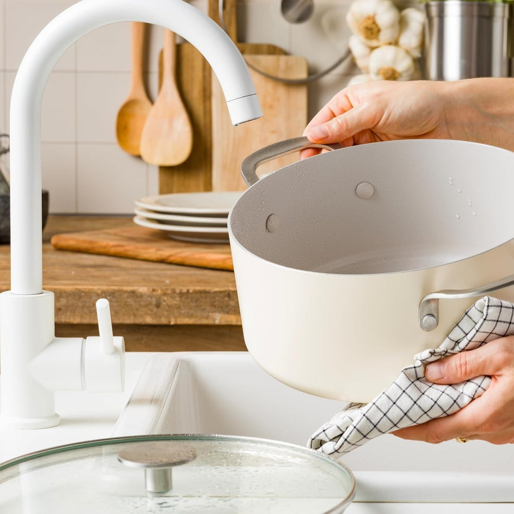 KitchenAid Kookpan Aluminium Almond Cream ø 20 cm / 3.1 Liter - sfeerbeeld 4