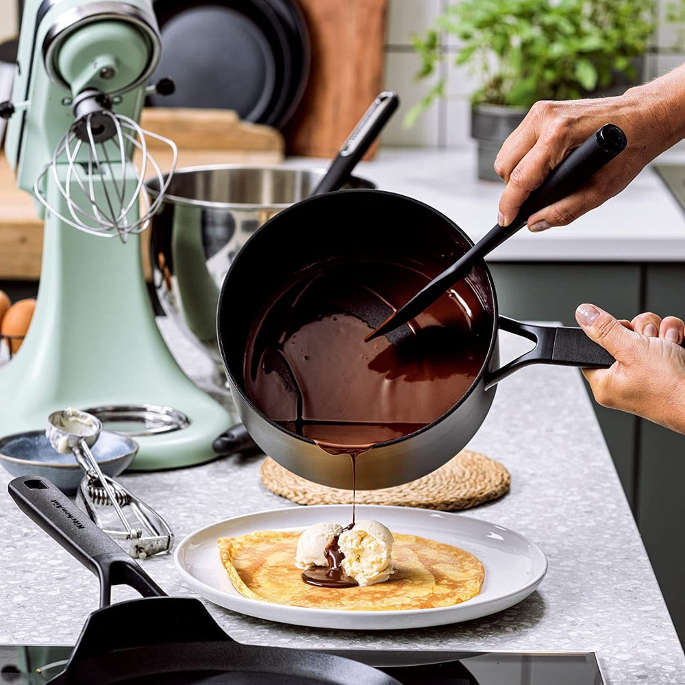 KitchenAid Steelpan Classic Forged Zwart ø 16 cm / 1.5 Liter - sfeerbeeld 1