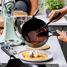 KitchenAid Steelpan Classic Forged Zwart ø 20 cm / 3.1 Liter - sfeerbeeld 1