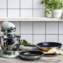 KitchenAid Koekenpannenset Classic RVS 2-delig - ø 24 & 28 cm - sfeerbeeld 1