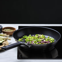 KitchenAid Koekenpannenset Classic RVS 2-delig - ø 24 & 28 cm - sfeerbeeld 3