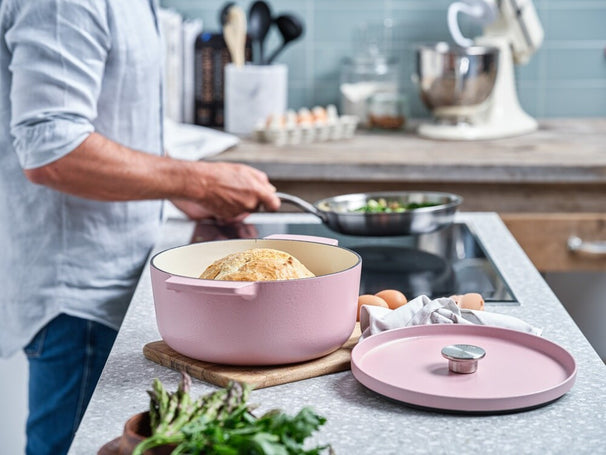KitchenAid Casserole Cast Iron Dried Rose ø 26 cm / 5.2 Litres - enamelled non-stick coating