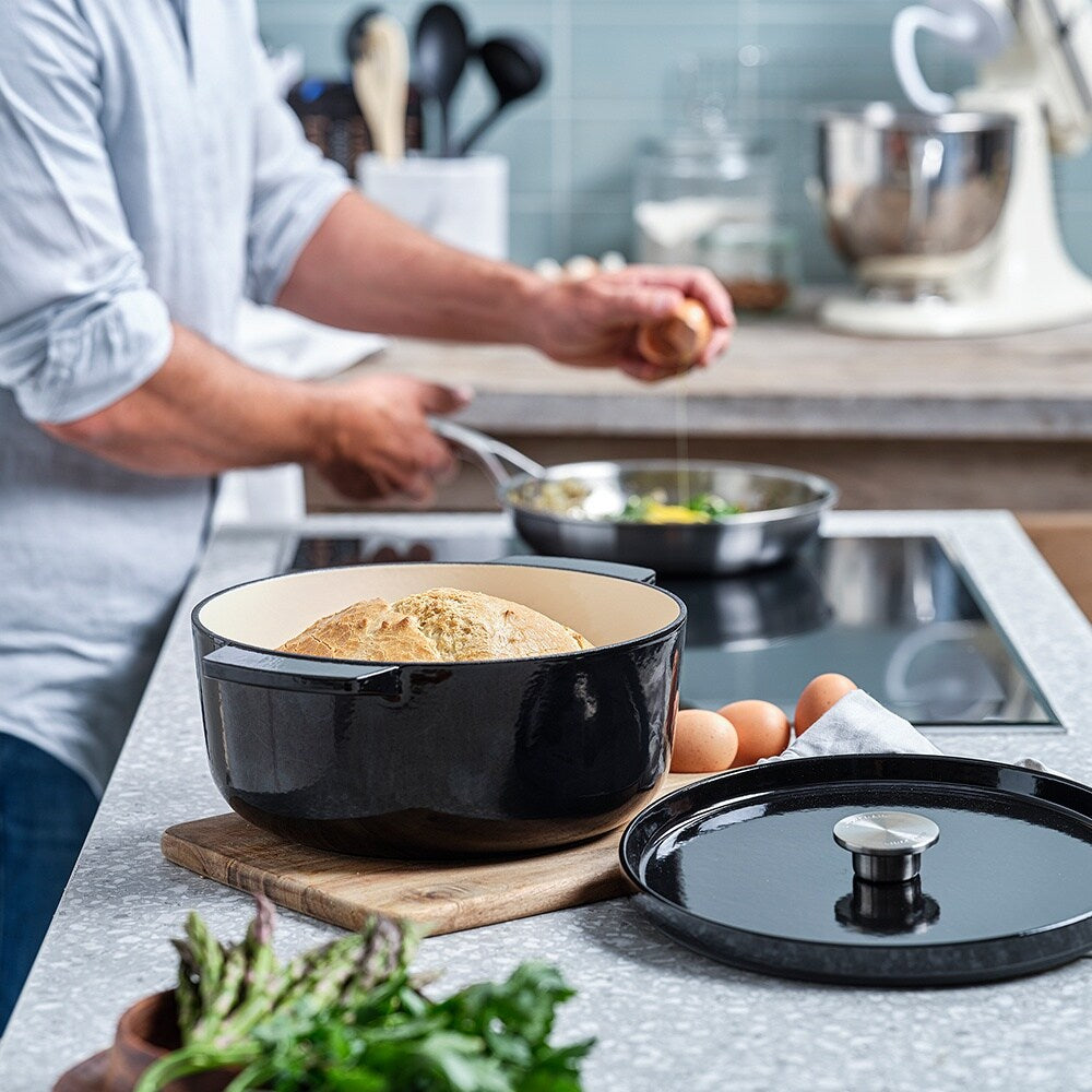 KitchenAid Braadpan Gietijzer Onyx Black ø 26 cm / 5.2 Liter - sfeerbeeld 1