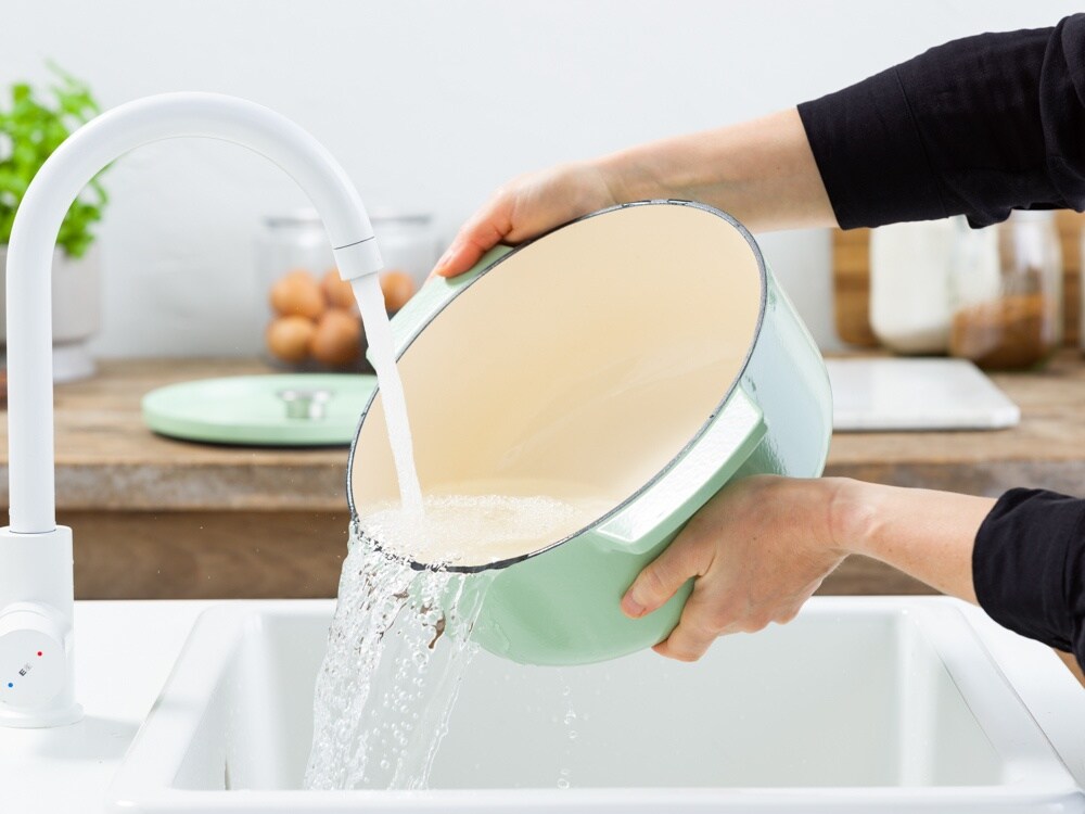KitchenAid Braadpan Gietijzer Pistachio ø 26 cm / 5.2 Liter - sfeerbeeld 5