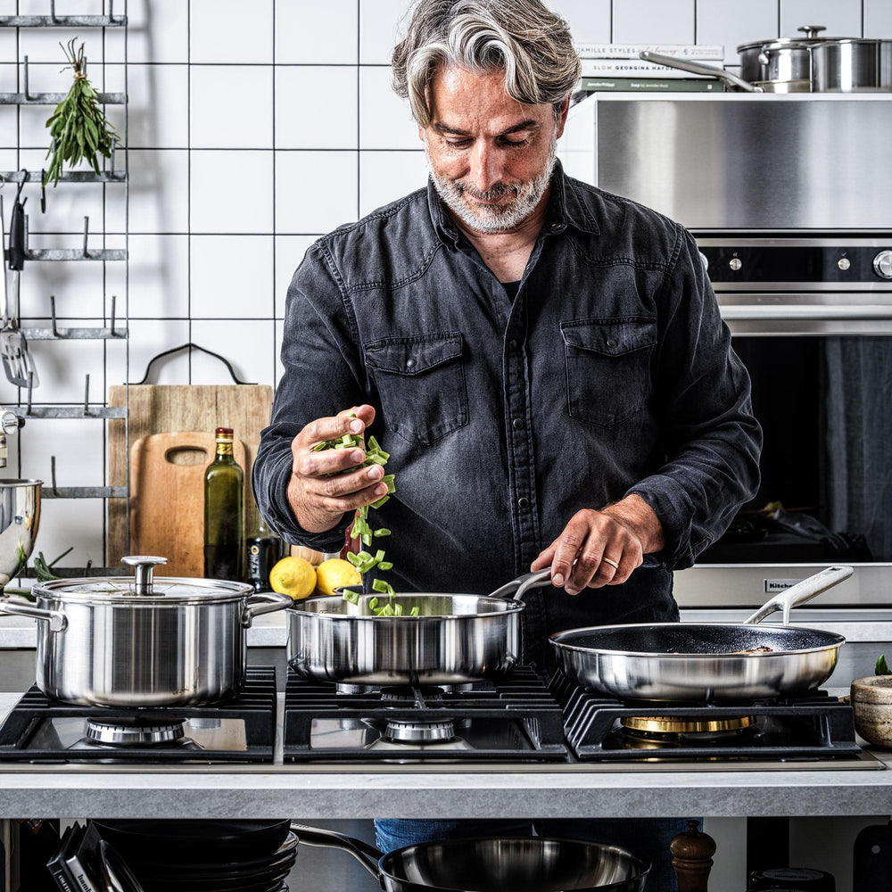 KitchenAid Hapjespan / Sauteerpan met deksel Tri-Ply RVS ø 24 cm / 3.1 Liter - sfeerbeeld 3