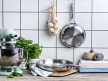 KitchenAid Koekenpannenset Tri-Ply RVS 2-delig - ø 20 & 28 cm - sfeerbeeld 1
