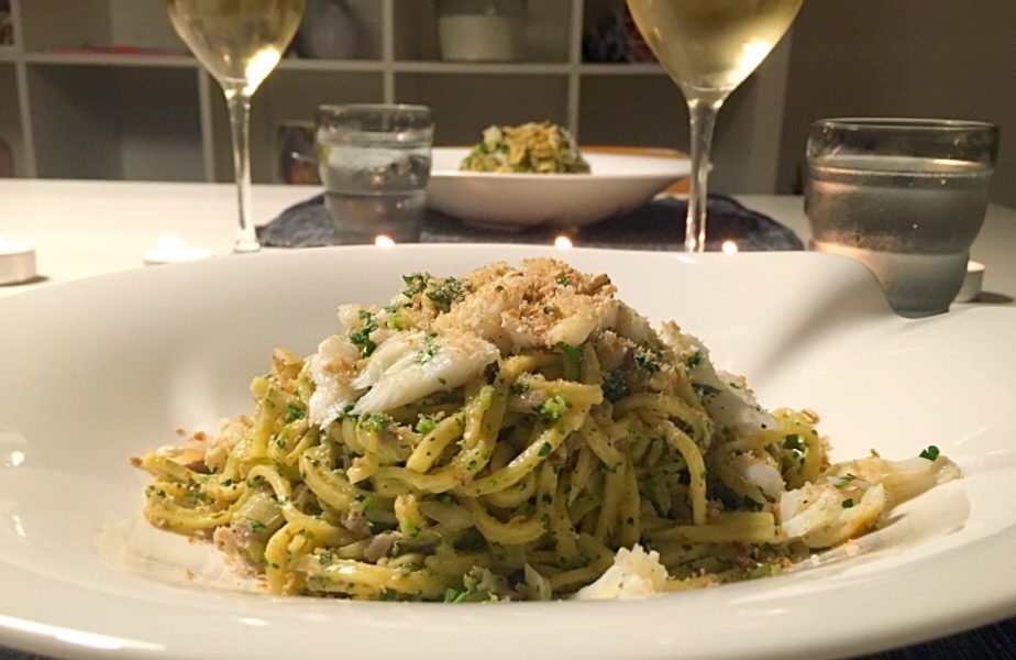 Pasta cremosa con brócoli, bacalao y migas de pan crujientes