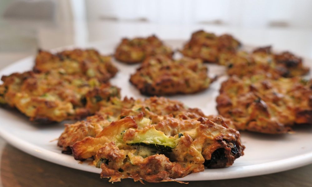 Healthy cookies with oats, courgette and apple