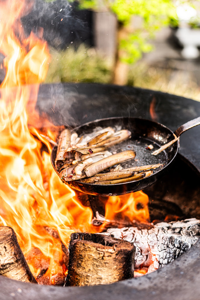 Forged Frying pan carbon steel – suitable for BBQ – Ø 24 cm – suitable for all heat sources